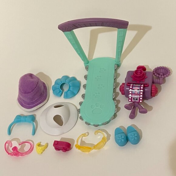 Littlest Pet Shop Stylin' Pets Runway Set with LPS #1022, #1023, #1024 - Picture 2 of 8